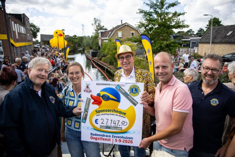 Sponsorcheque van €27.147,50 wordt overhandigd aan Kinderzorghuis Onder de Wieken, met de reuze-eend op de achtergrond